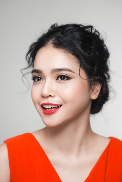 Mode portrait de femme asiatique avec une coiffure élégante. Maquillage parfait.