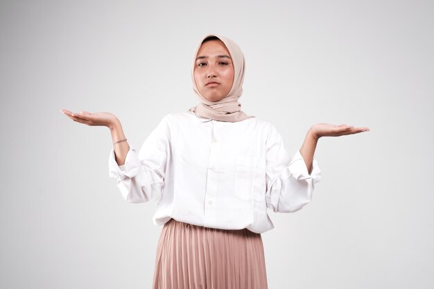 Photo mode portrait de jeune belle femme musulmane asiatique portant le hijab isolé sur fond blanc