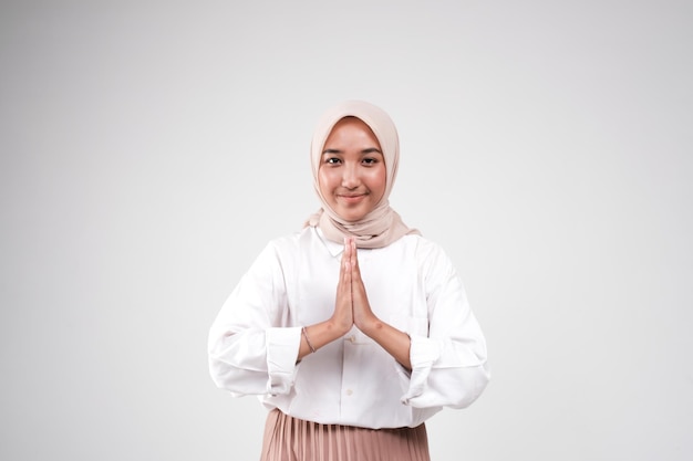 Photo mode portrait de jeune belle femme musulmane asiatique portant le hijab isolé sur fond blanc