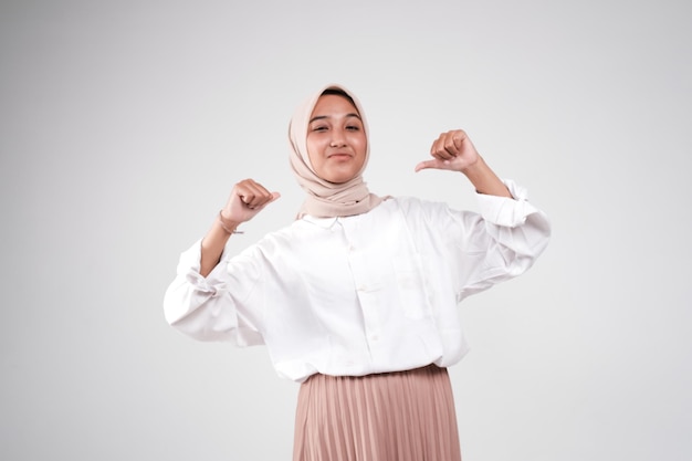 Photo mode portrait de jeune belle femme musulmane asiatique portant le hijab isolé sur fond blanc