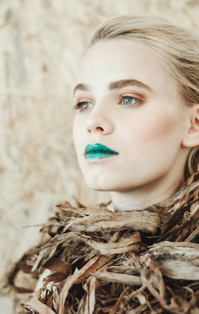 Mode portrait de jeune femme blonde. Belle fille avec des lèvres vertes. Concept Mère Nature