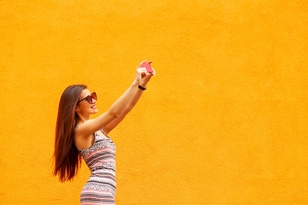 Mode Portrait De Jolie Femme Souriante à Lunettes Faisant Selfie Par Le Smartphone