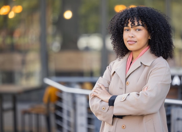 Mode de portrait ou maquette et une femme noire d'affaires dans la ville debout les bras croisés avec la vision future Mission d'état d'esprit et croissance avec une employée en plein air dans une ville urbaine pour le travail