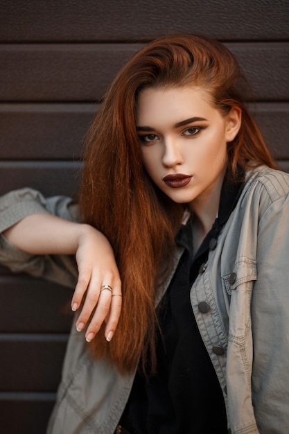 Mode portrait d'un modèle de belle jeune femme dans une veste élégante et polo noir dans la rue