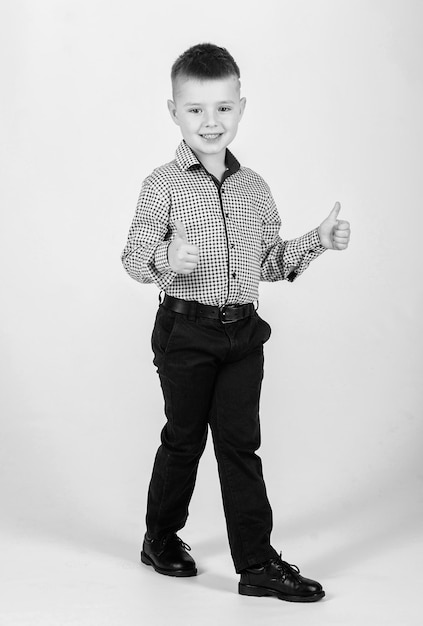 Mode pour enfants Petit homme d'affaires École de commerce Éducation et développement Garçon confiant Petit garçon portant des vêtements formels Tenue d'événement sérieux pour garçon mignon Style impeccable Enfance heureuse