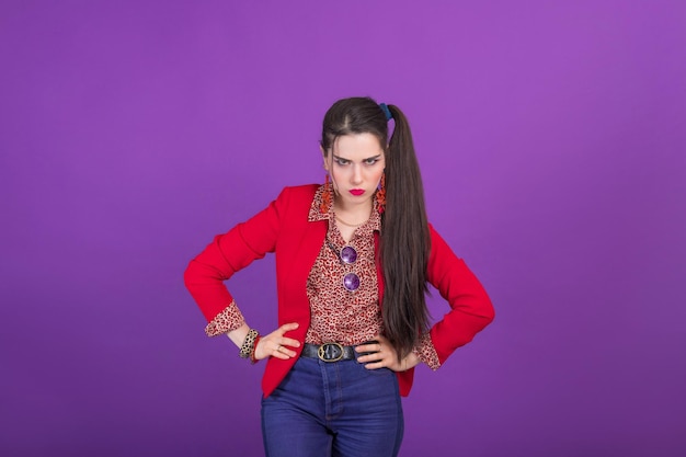 Mode rétro des années 90 des années 80 jeune femme en veste rouge portrait émotion malheureuse