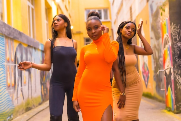 Mode de style urbain avec trois filles africaines noires dans une rue de la ville