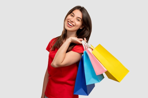 Mode de vie accro du shopping bénéficiant d'achat femme heureuse