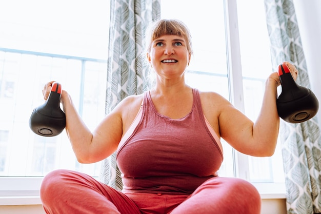 Mode de vie actif, maintien du corps en bonne forme pour les femmes d'âge moyen