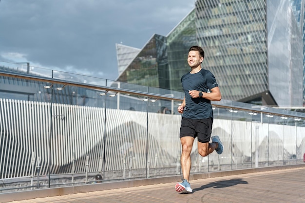 Mode de vie actif et motivation Courir seul sur un tapis roulant en ville utilise une montre de fitness