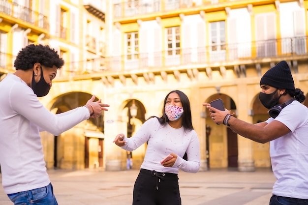 Mode de vie, amis latinos s'amusant avec un masque facial