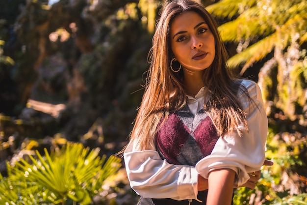 Mode de vie d'automne, une fille caucasienne brune, une écolière en jupe noire et des bottes marron au look séduisant