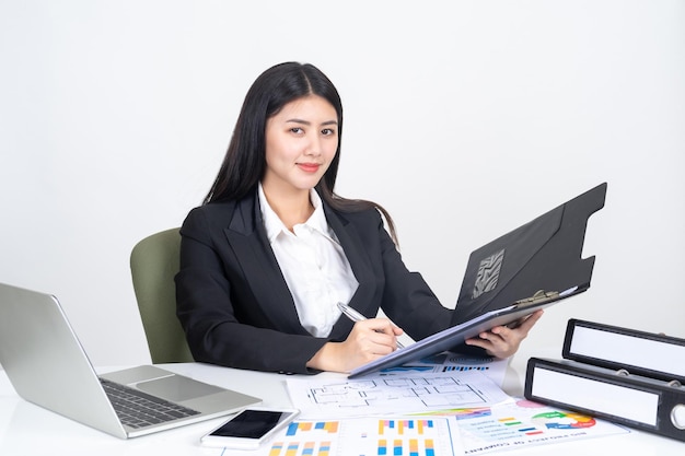 Mode de vie belle jeune femme d'affaires asiatique à l'aide d'un ordinateur portable et d'un téléphone intelligent sur le concept d'entreprise de bureau