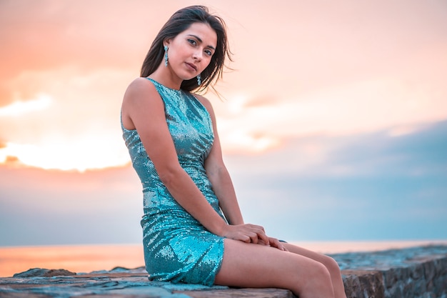 Mode de vie, une brunette caucasienne dans une séance de coucher de soleil