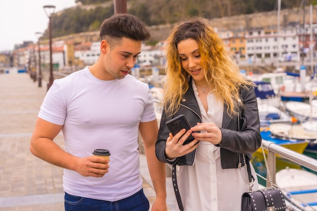 Mode de vie d'un couple de visites et de vacances. Flâner dans un port maritime