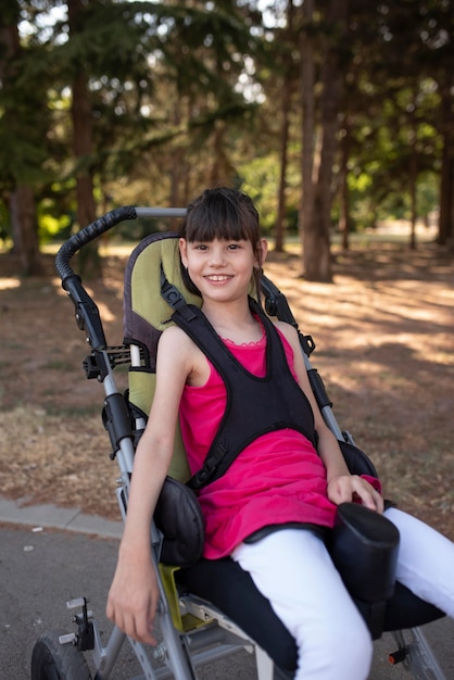 Photo mode de vie de l'enfant en fauteuil roulant