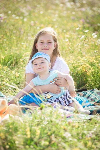 Mode de vie familial heureux. Bonne journée ensoleillée pour les enfants.