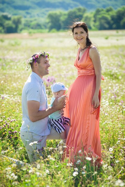 Mode de vie familial heureux. Bonne journée ensoleillée pour les enfants.