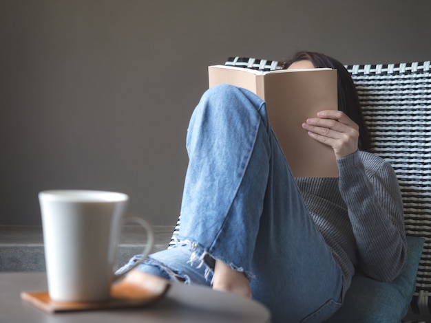 Mode de vie femme Asie dans la maison