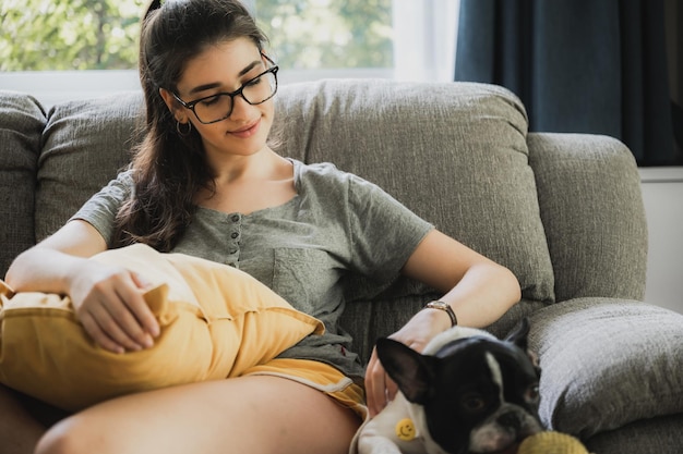 Mode de vie femme personne pour se détendre à la maison heureux et sourire avec une activité intérieure détente