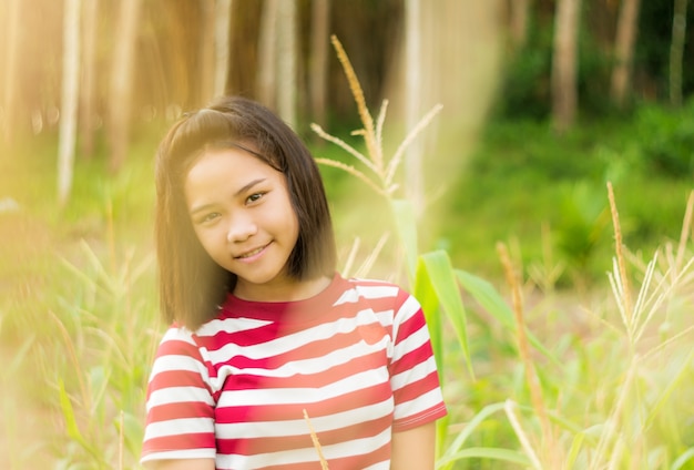 Mode de vie de fille dans le champ de maïs avec la lumière du soleil