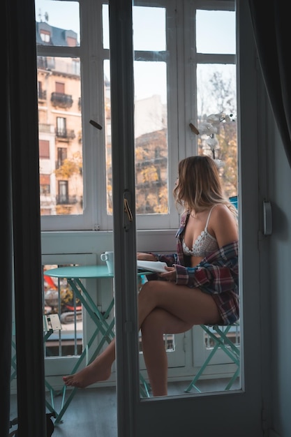 Mode De Vie D'une Jeune Femme Blonde Prenant Son Petit Déjeuner à Côté De La Vente De Sa Maison