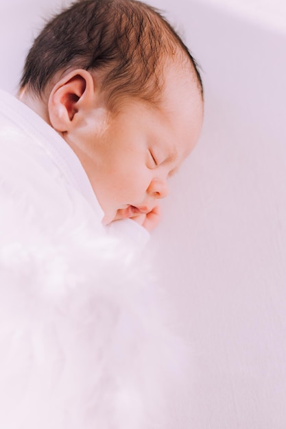 Le mode de vie d'un nouveau-né endormi sur fond blanc Un doux rêve d'enfance