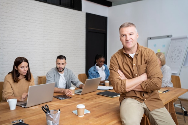 Photo mode de vie des personnes au bureau