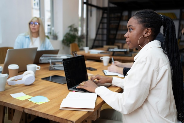 Mode de vie des personnes au bureau