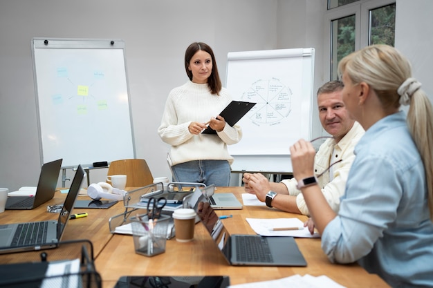 Mode de vie des personnes au bureau