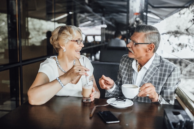 Mode de vie! Plan d'un couple de personnes âgées riant et prenant un café ensemble
