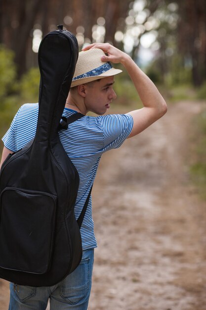 mode de vie de la randonnée. musicien avec guitare en forêt