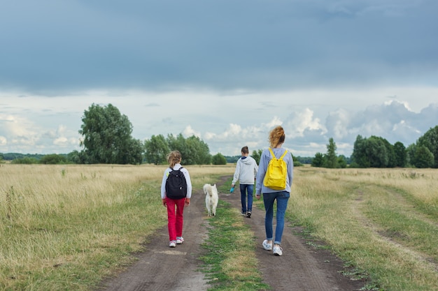 Mode de vie sain et actif, enfants à l'extérieur avec chien