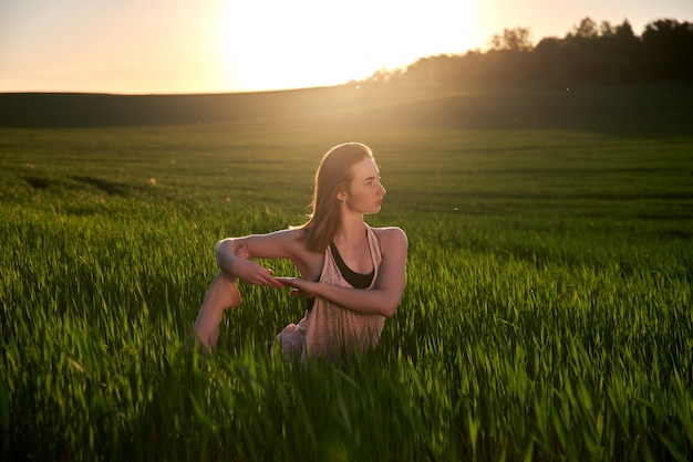 Mode de vie sain et actif. pratique du yoga. à l'extérieur pendant le coucher du soleil d'été