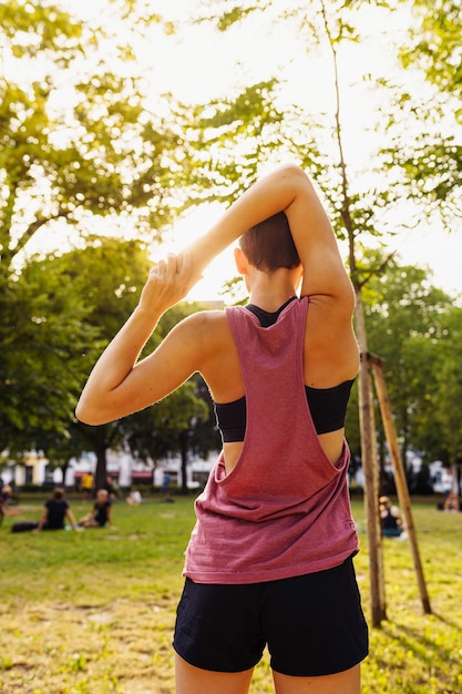 Mode de vie sain et actif, sports, fitness en plein air. Entraînement utile, relaxation, étirement musculaire.