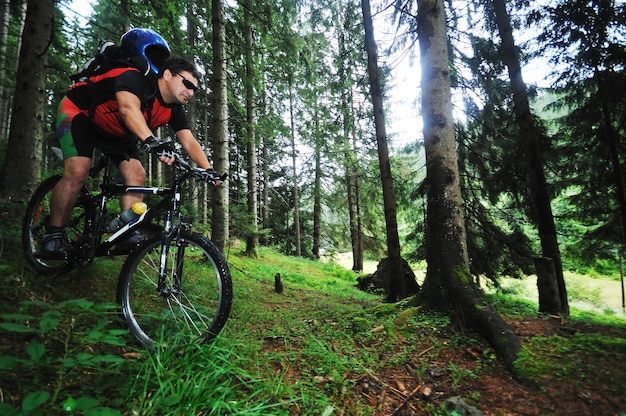 mode de vie sain et concept de remise en forme avec homme de vélo en plein air