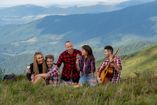 Mode de vie sain et écotourisme festival de musique d'été Drôle groupe de jeunes filles et garçons au festival de musique