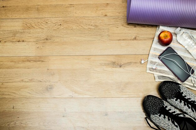 Mode de vie sain équipement sportif ou sportif ensemble bouteille d'eau avec écouteurs et baskets