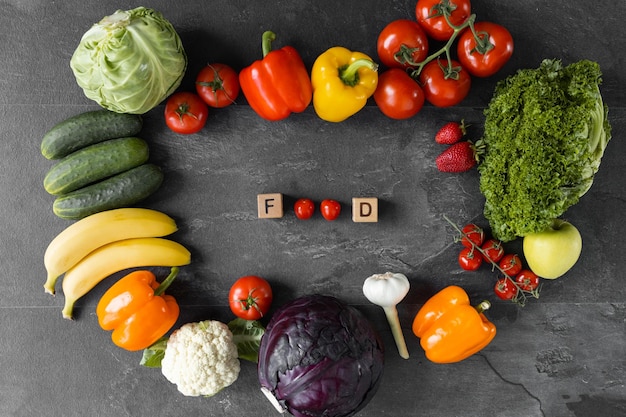 Mode de vie sain fruits légumes d'été dans un cadre circulaire Produits biologiques manger cru espace de copie