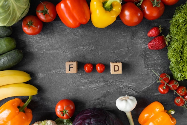 Mode de vie sain fruits légumes d'été dans un cadre circulaire Produits biologiques manger cru espace de copie