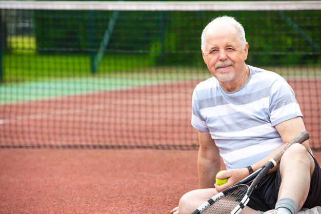 Mode de vie sain, homme âgé, retraité jouant au tennis sur le court