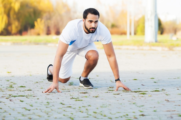 Mode de vie sain. Homme de remise en forme fait des exercices en milieu urbain