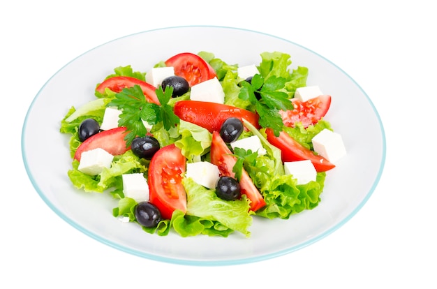 Mode de vie sain. Salade de légumes aux olives et fromage de chèvre sur blanc