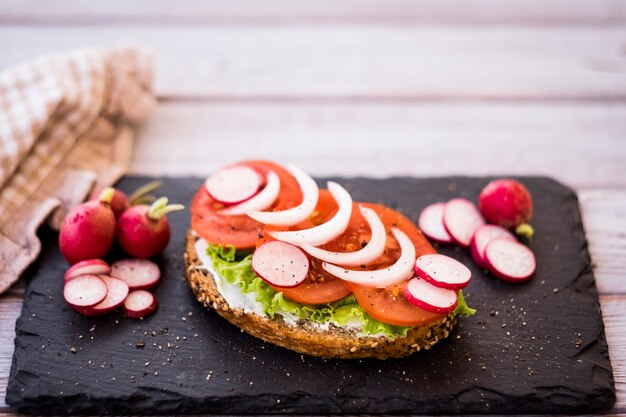 Mode de vie sain, sandwich bio diététique aux légumes et au fromage - alimentation saine et de bon goût - pain de blé entier aux graines