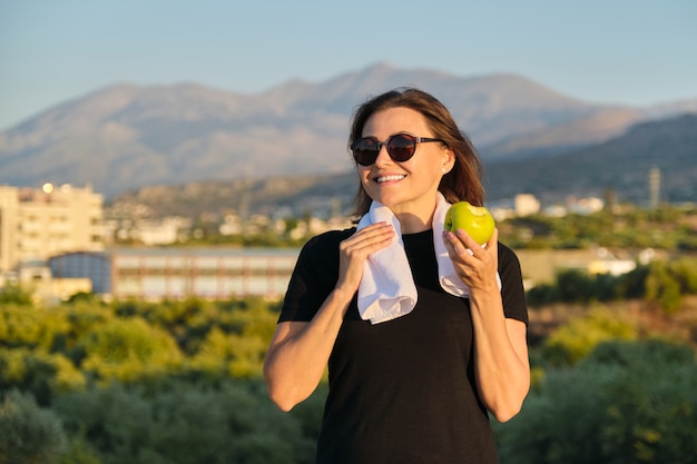 Mode de vie sportif actif et alimentation saine pour les personnes âgées.