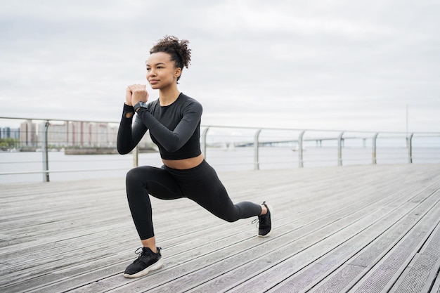 Mode de vie sportif femme fitness dans la ville entraînement d'endurance cardio Sport serré confortable