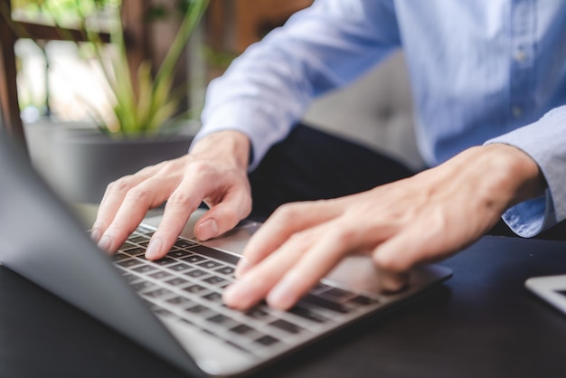 Mode de vie des travailleurs indépendants travaillant à domicile avec la technologie du système de communication en ligne