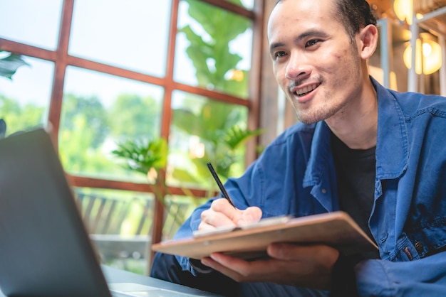 Mode de vie des travailleurs indépendants travaillant à domicile avec la technologie du système de communication en ligne