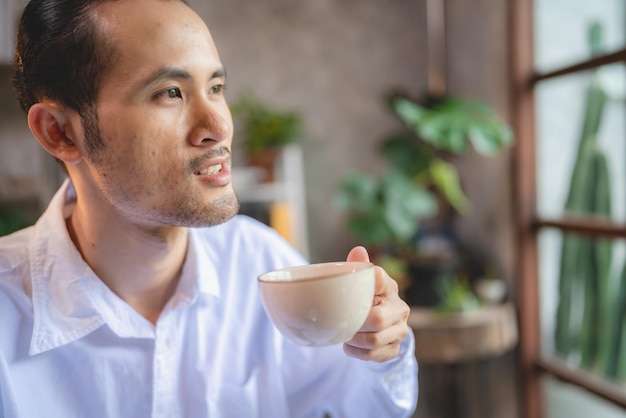 Mode de vie des travailleurs indépendants travaillant à domicile avec la technologie du système de communication en ligne