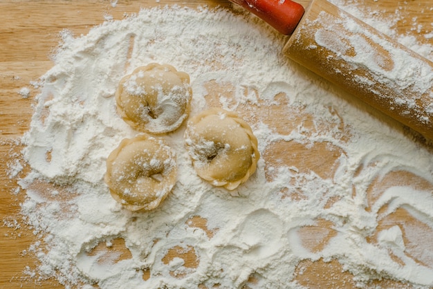 Modelage de dumplings sur le plateau